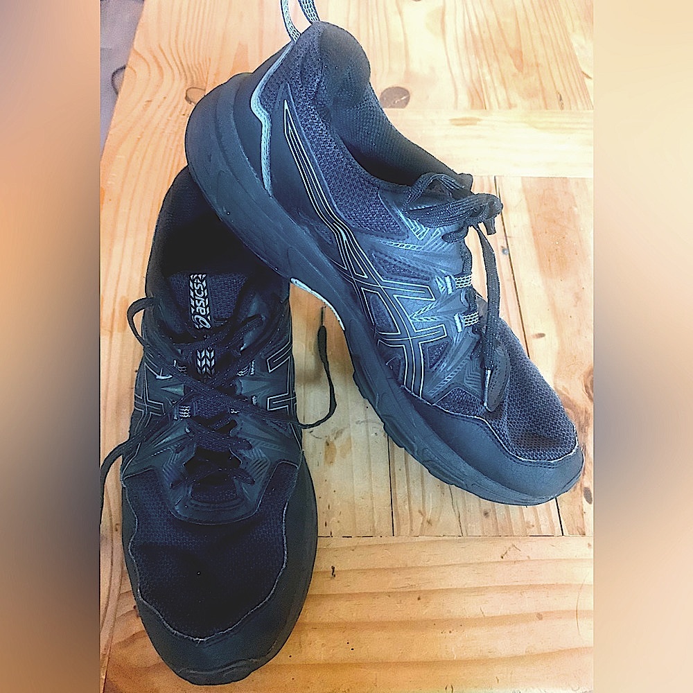 Men’s ASICS Runners Size 11 Color Black